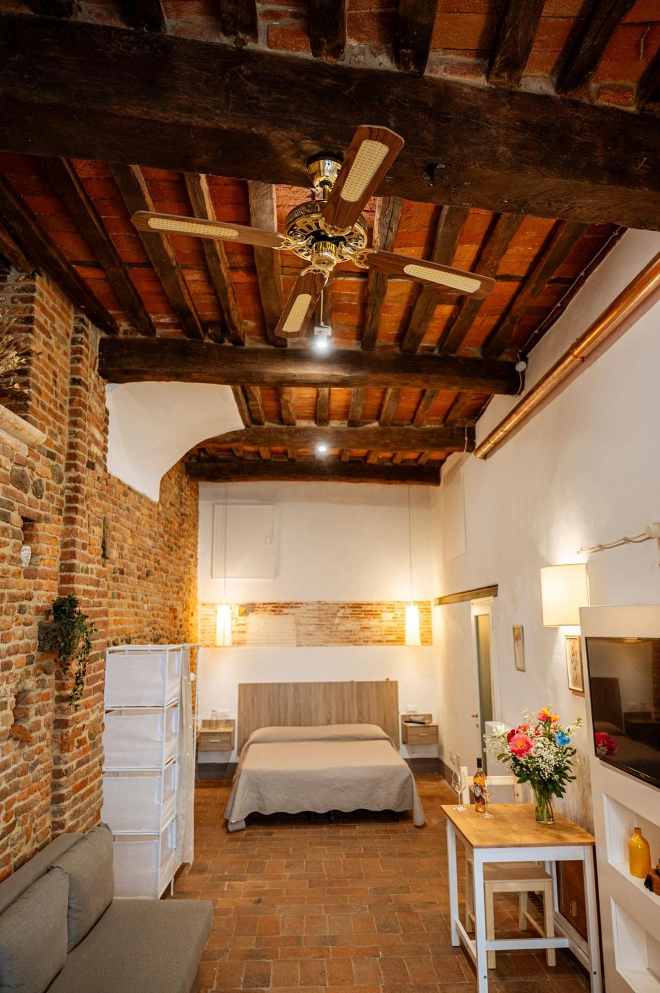 Antica Casa Dei Rassicurati Bed & Breakfast Montecarlo Exterior photo