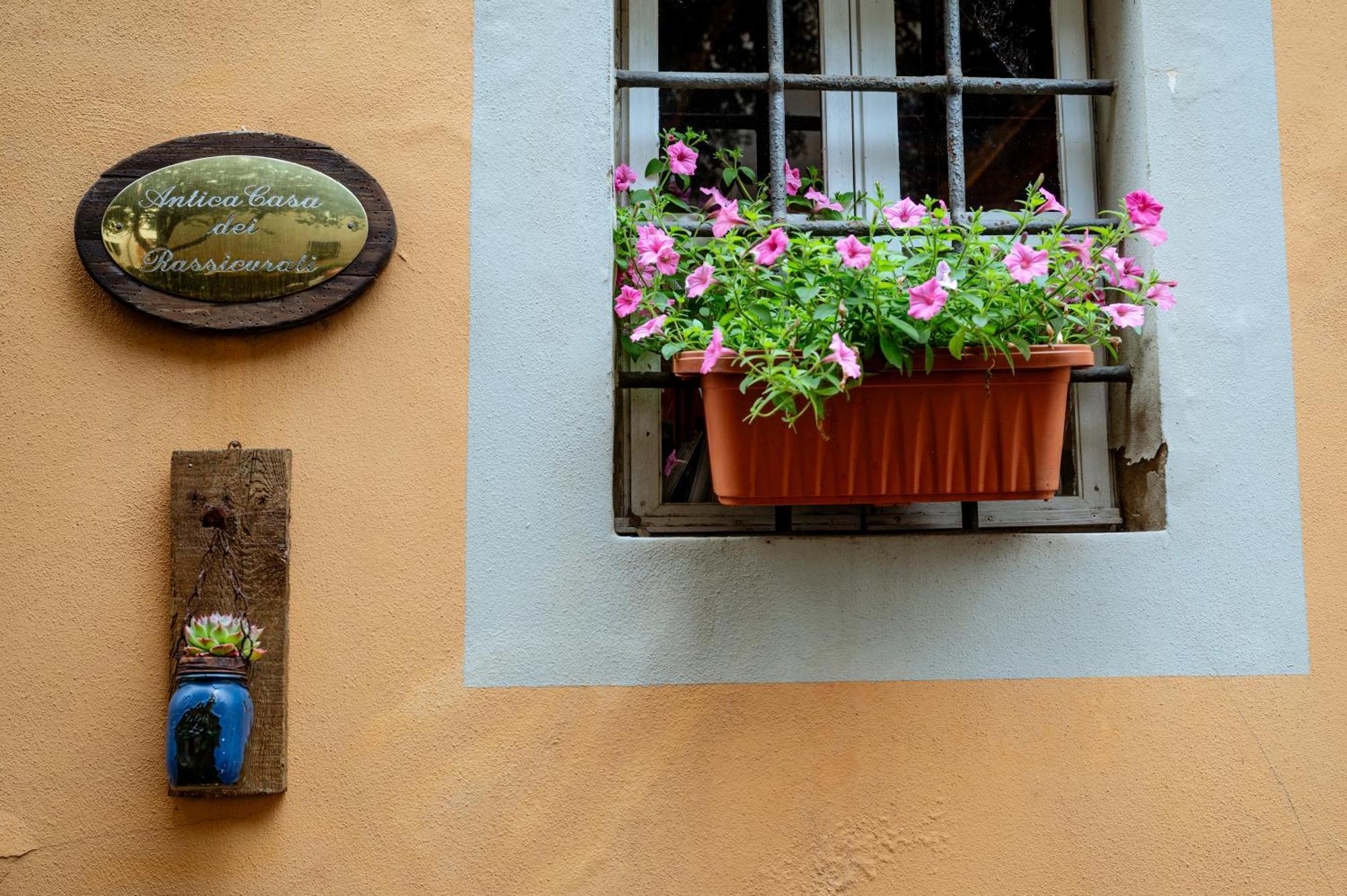 Antica Casa Dei Rassicurati Bed & Breakfast Montecarlo Exterior photo