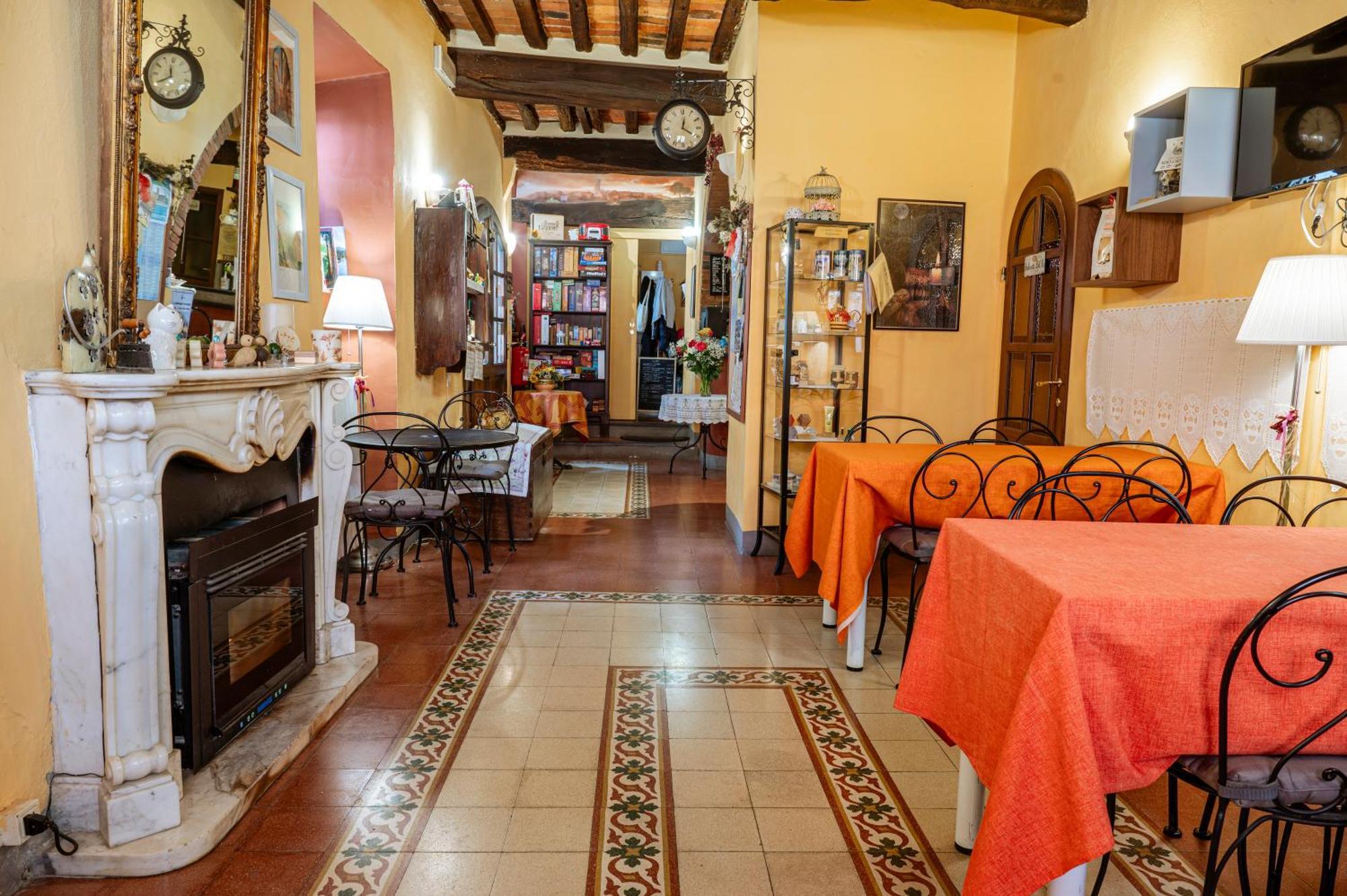 Antica Casa Dei Rassicurati Bed & Breakfast Montecarlo Exterior photo