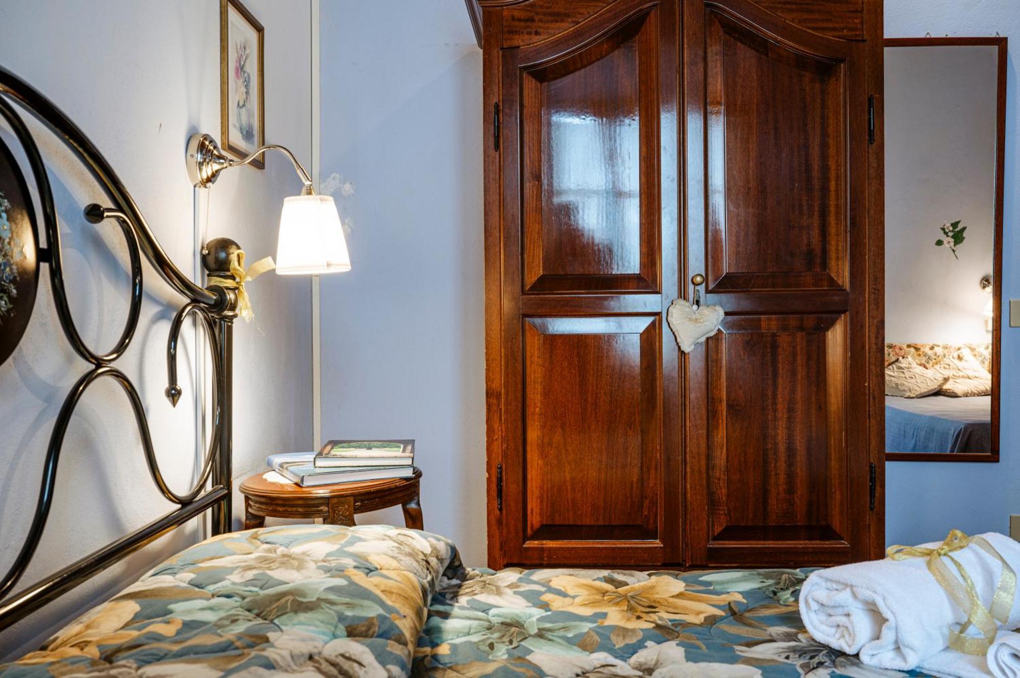 Antica Casa Dei Rassicurati Bed & Breakfast Montecarlo Exterior photo